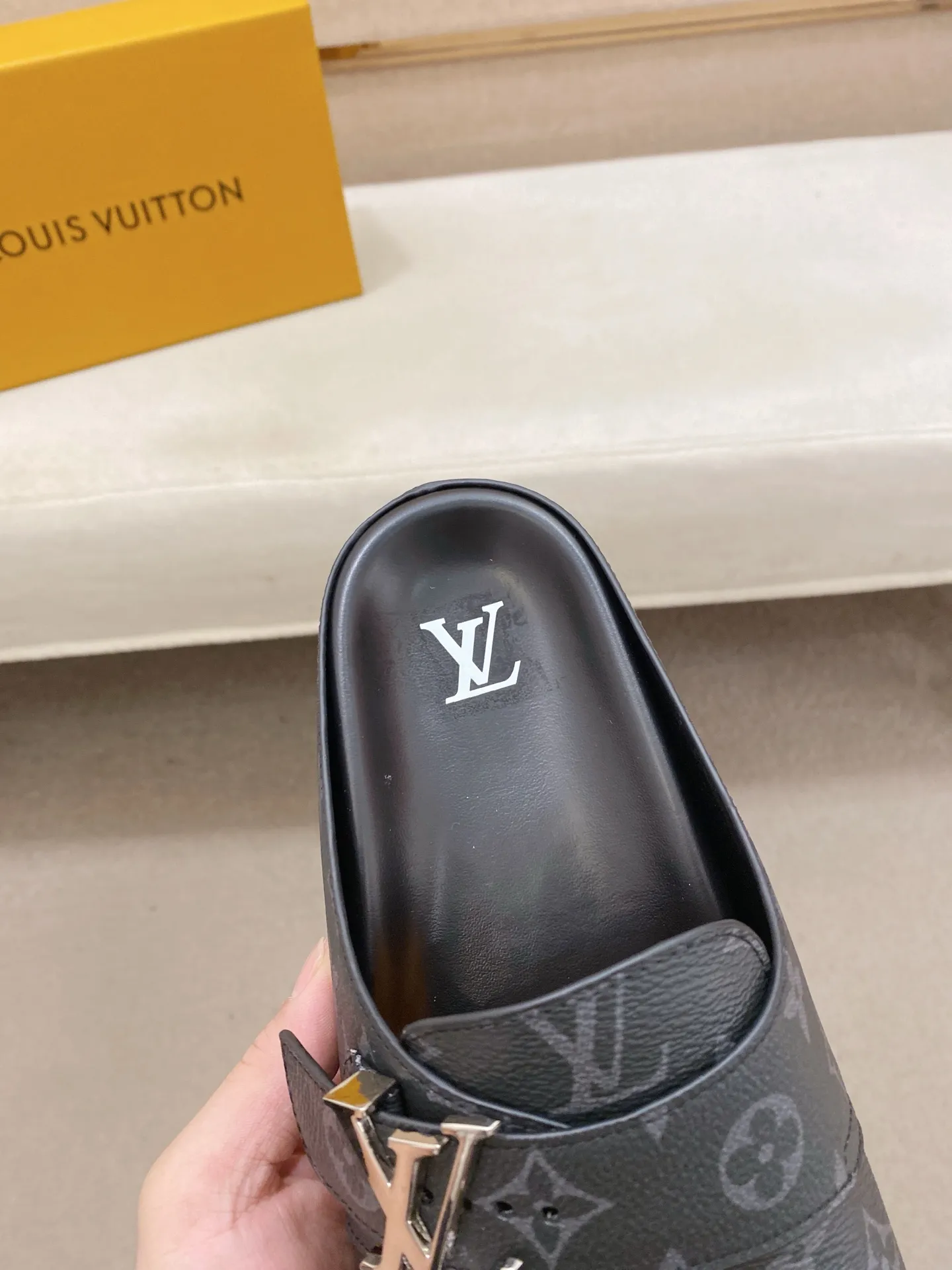 Men's shoes💰: 200💰38-45, LV Easy 2025 new men's casual sandals and slippers, made of suede cow leather, with Monogram pattern to highlight the trendy style. Adjustable straps illuminated with LV letters, while a resilient insole and micro outsole provide lightweight comfort. Made of suede cow leather with embossed Monogram pattern and brand element metal hardware✅Adjustable straps➕Tough insole‼ ️Micro outsole. Comfortable and easy to wear‼ ️